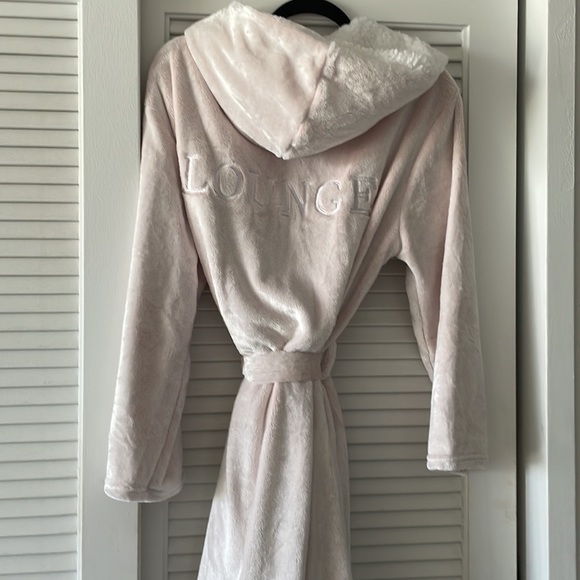 SUPER plush robe. Soft baby pink color. Thick fluffy teddy fabrication. - Picture 4 of 6